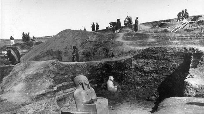 Ausgrabungsstätte mit freigelegter Figur in der Mitte