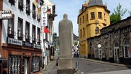 Altstadt mit Denkmal und Geschäften