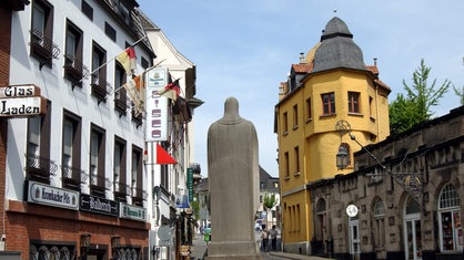 Altstadt mit Denkmal und Geschäften