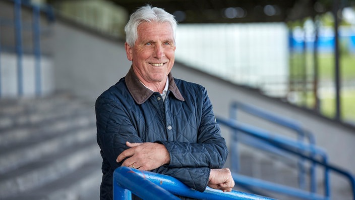 Der Fußballer Klaus Fischer auf einer Stadiontribüne