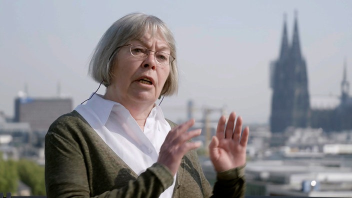 Gisela Schneider vor dem Kölner Dom