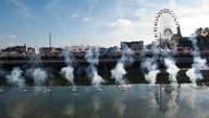 Der Phoenix-See in Dortmund mit Riesenrad im Hintergrund