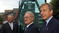 Michael Vesper, Johannes Rau und Wolfgang Clement vor dem Förderturm der Zeche Zollverein. 