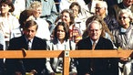 Johannes Rau, seine Ehefrau Christina Rau und Wolfgang Clement auf einer Tribüne