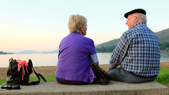 Norbert und Marita Blüm sitzen auf einer Bank am Lake George im Bundesstaat New York.