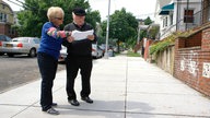 Norbert und Marita Blüm auf der Straße, schauen auf einen Stadtplan