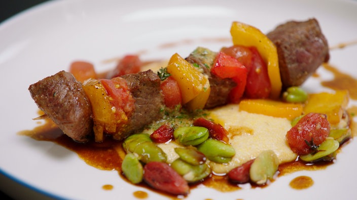 Lamm-Spieße mit gerührter Polenta, Ofentomaten und Kräuterbutter von Frank Buchholz.