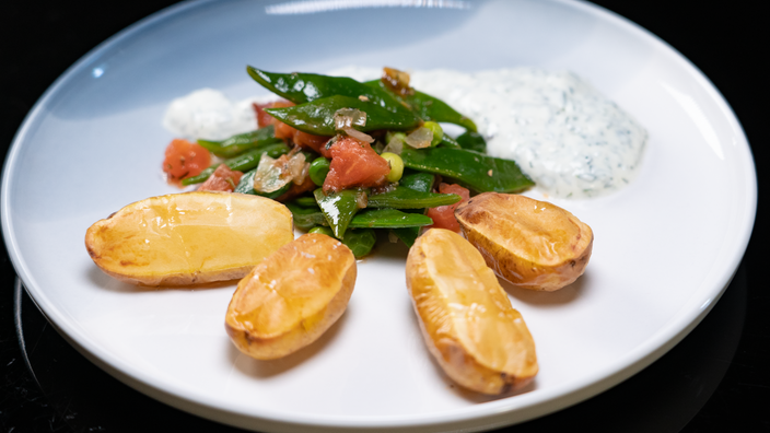 Bohnen-Tomatenpfanne mit Backkartoffeln & Basilikum-Minzcreme 