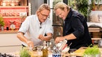 Frank Buchholz und Björn Freitag im WDR-Kochstudio. 