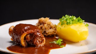 Schweinebauchrouladen in Bier-BBQ-Soße mit karamellisiertem Sauerkraut 