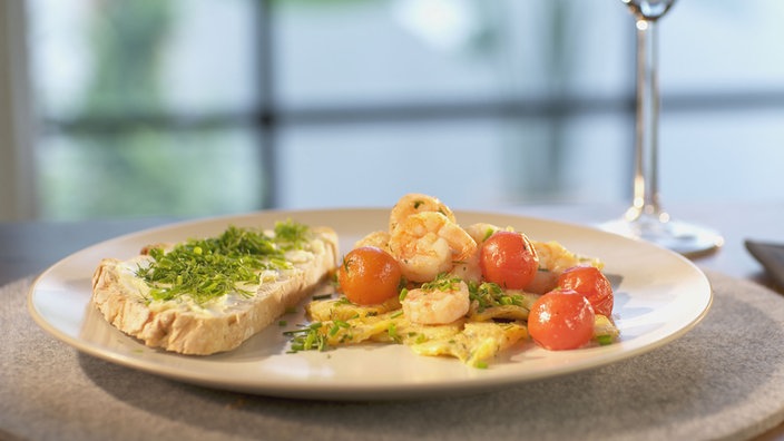 Das Beste aus dem Norden: Garnelen-Rührei mit Sauerteigbrot