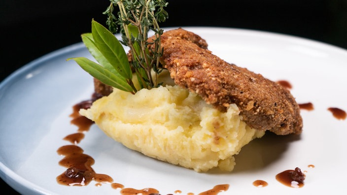 Rehschnitzel in Nusspanade mit Björns ‚Himmel un Äd’ 