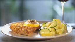 Björn Freitags Wiener Schnitzel mit warmem Kartoffelsalat.