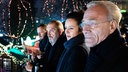 Auf dem Weihnachtsmarkt: Max Ballauf (Klaus J. Behrendt, r), Natalie Förster (Tinka Fürst 2.v.r.), Freddy Schenk (Dietmar Bär) 2.v.l.) und Norbert Jütte (Roland Riebeling l).