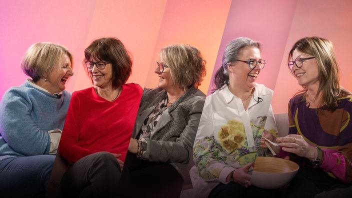 Fotokollage von fünf Frauen, so angeordnet, dass sie in einer Reihe wie auf einem Sofa nebeneinander sitzen und sich anlächeln.