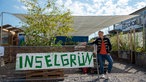 Birgit Haas im Gemeinschaftsgarten „Inselgrün“.