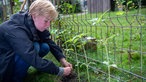 Hannah Brack bei der Gartenarbeit. 