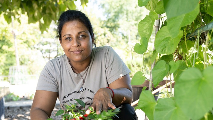 Sugirtha Navarathinam im Gemeinschaftsgarten.