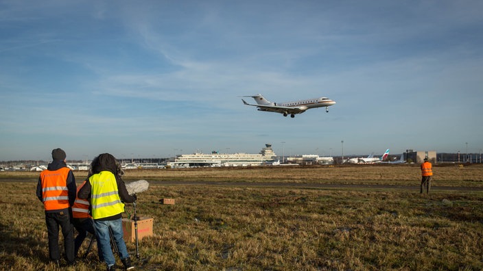 Filmteam bei Dreharbeiten an der Startbahn des Flughafen Köln