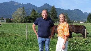 Björn Freitag und Tamina Kallert besucht eine Wagyu-Kuhweide im Chiemgau.