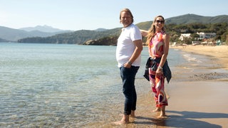 Björn Freitag und Tamina Kallert entspannen am Strand von Elba.