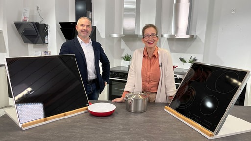 Auf dem Bild sieht man Yvonne Willicks und Elmar Fedderke im Fachgeschäft für Kochfelder.