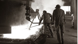 sw-Foto, zwei Stahlarbeiter beim Abstich