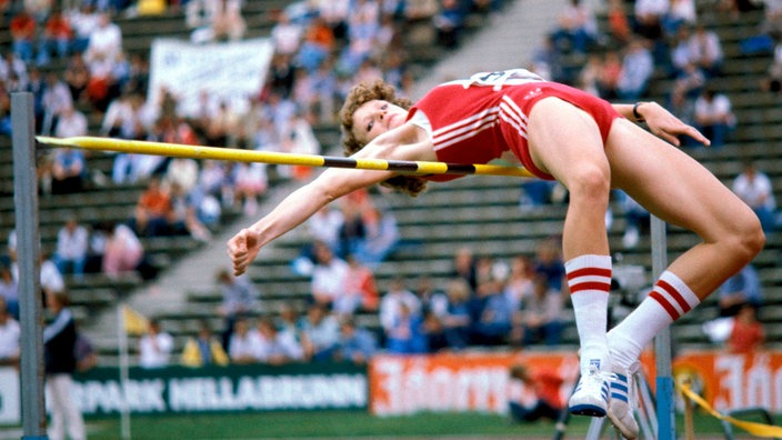 Eine Frau beim Hochsprung im Stadion