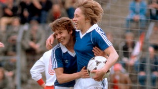 2 Fußballerinnen jubelnd auf dem Fußballplatz