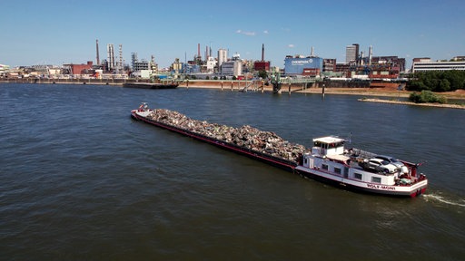 Ein Binnenschiff auf dem Rhein kurz vor Duisburg