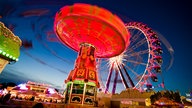 Riesenrad und Karussel bei Nacht