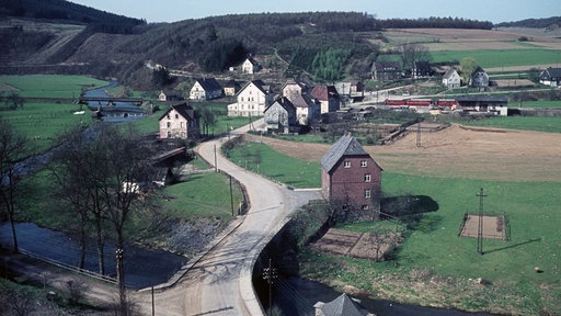 Historisches Foto, Ein Dorf in den 1950er Jahren