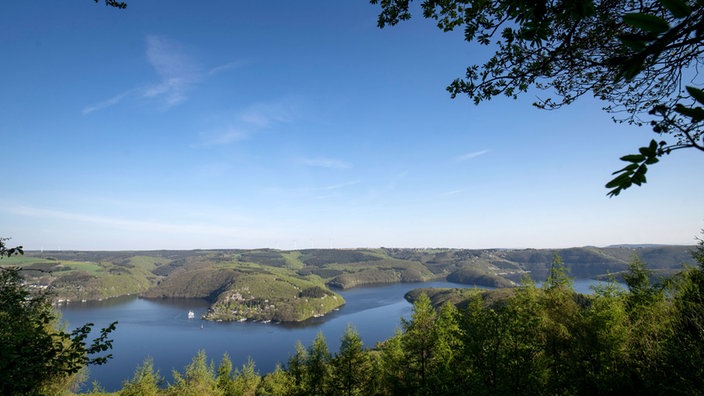 Panoramblick über einen See