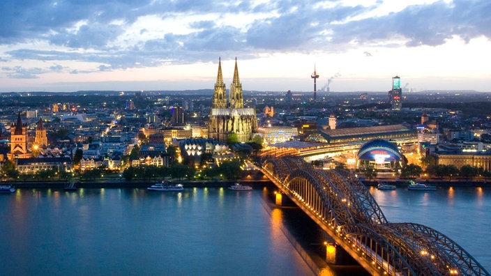 Abendliche Skyline Kölns mit Dom an exponierter Stelle