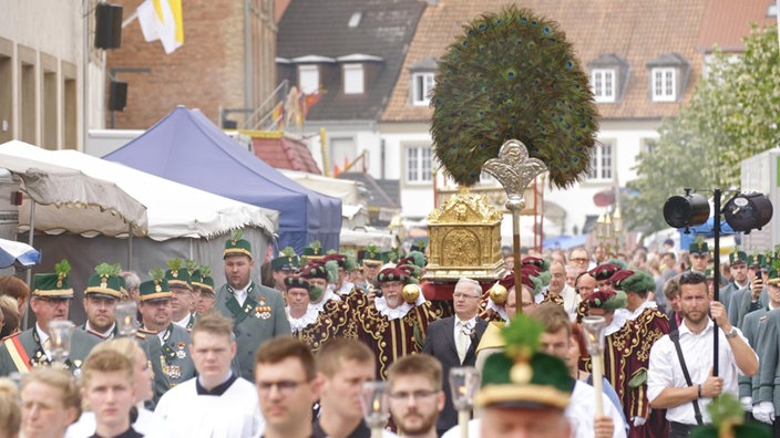 Liborischrein Prozession zieht durch die Straßen