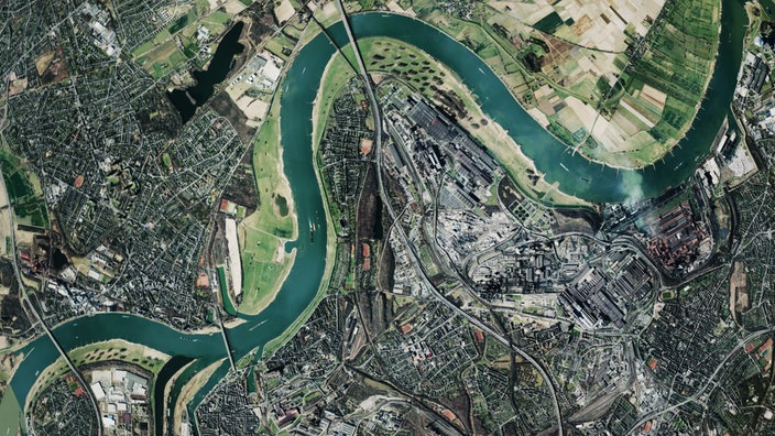 Ein Satellitenfoto, das den Rheinbogen am Duisburger Hafen zeigt