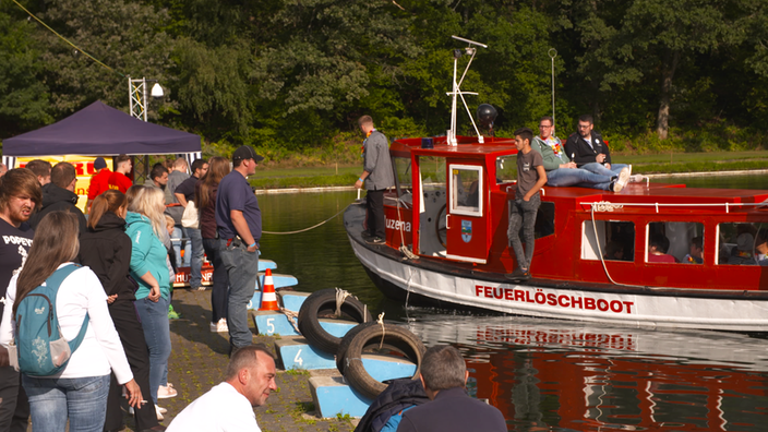 Ein altes Feuerlöschboot legt an