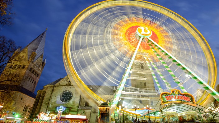 Ein Riesenrad in Bewegung vor Abendhimmel, Allerheiligenkirmes Soest