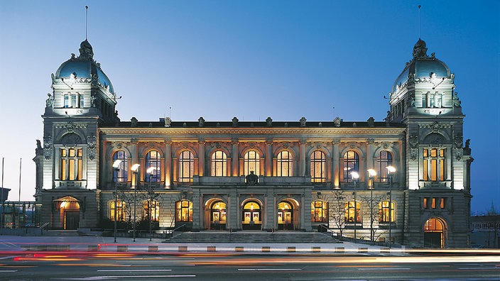 Die Stadthalle Wuppertal bei Nacht