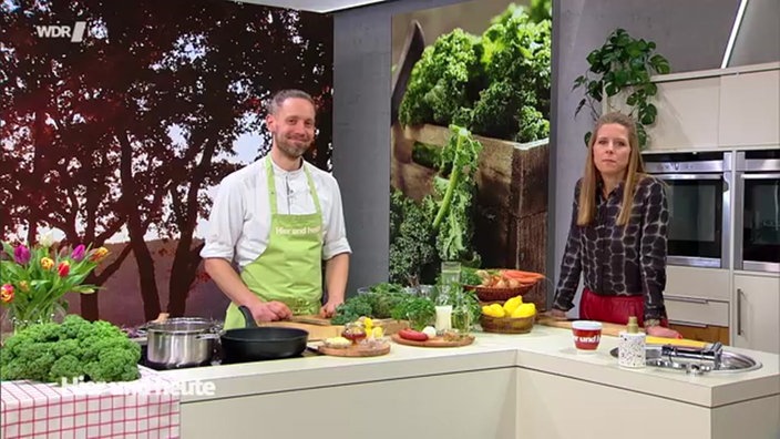 Cremiges Grünkohlschaumsüppchen mit Mettenden-Kartoffelspieß