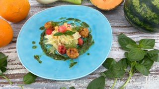 Melonen-Fenchel-Salat mit gebackenen Mozzarella-Bällchen