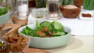 Feldsalat mit „Ohne-Speck“-Dressing, Walnüssen und Brotwürfeln