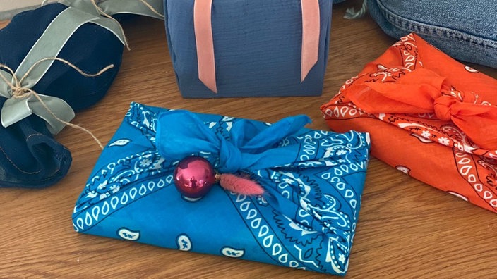 eingepackte Geschenke mit Furoshiki-Technik