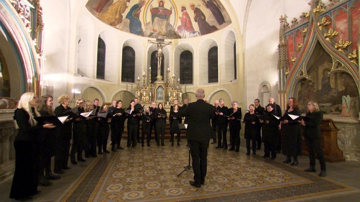 Kirchenchor vor dem Altar einer beleuchteten Kirche