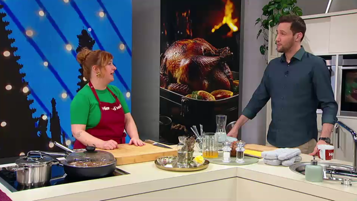 Julia Floß und Sven Kroll kochen in der "Hier und heute"-Küche.