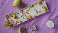 Eine längliche Tarte mit Kokos und Lemoncurd schön verziert