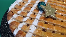 Linzer Torte mit Weihnachstdeko auf dem Teiggitter