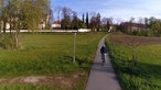 Ein Radfahrer fährt einen Radweg entlang.