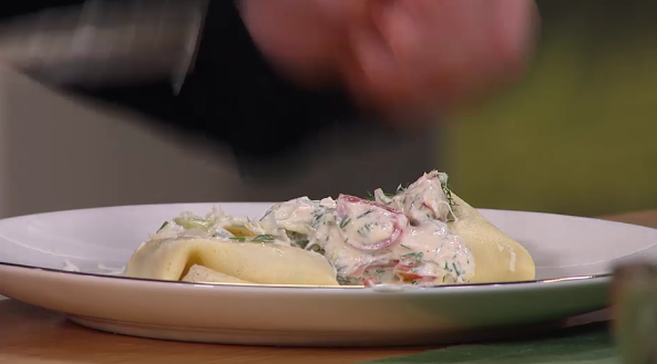 Pfannkuchen gefüllt mit Lachs, Crème fraîche und eingelegten Gurken