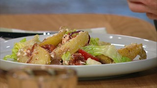 Kartoffelsalat aus Ofenkartoffeln mit Kirschtomaten, Kapern und Feta